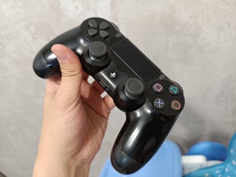 Dual shock 4 - 2 штуки (по 10.000 тг)