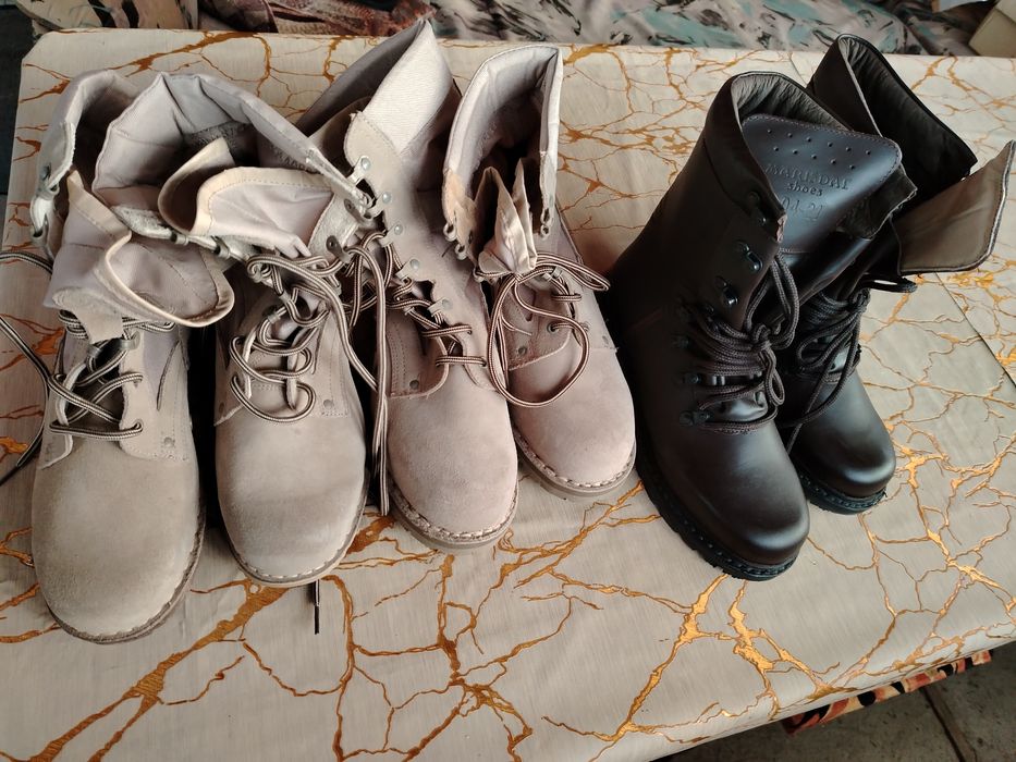 Vând bocanci militari