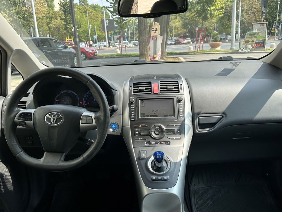 Inchiriez  TOYOTA AURIS HYBRID (electric+benzina) automata Bolt/Uber