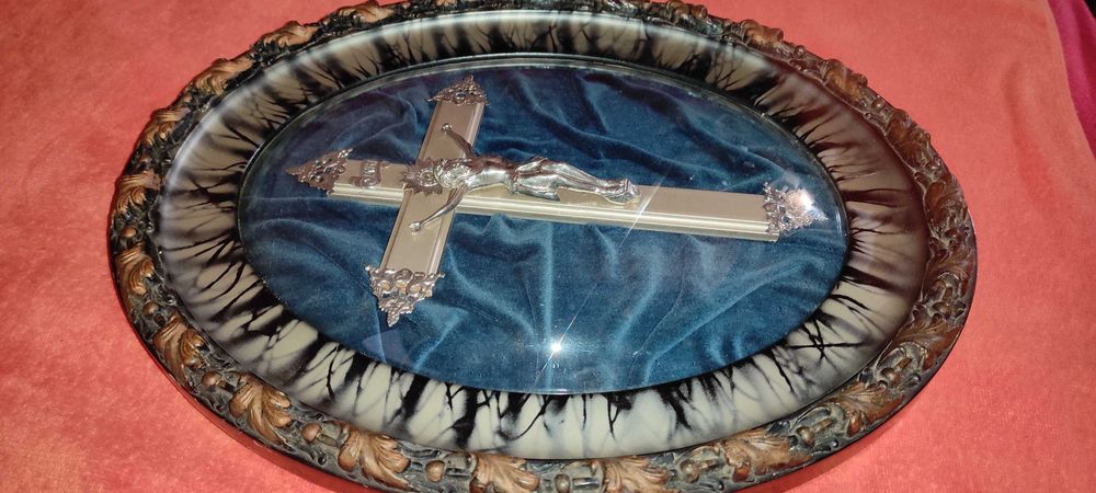 CRUCIFIX TABLOU OVAL
vechime cca 80 ani