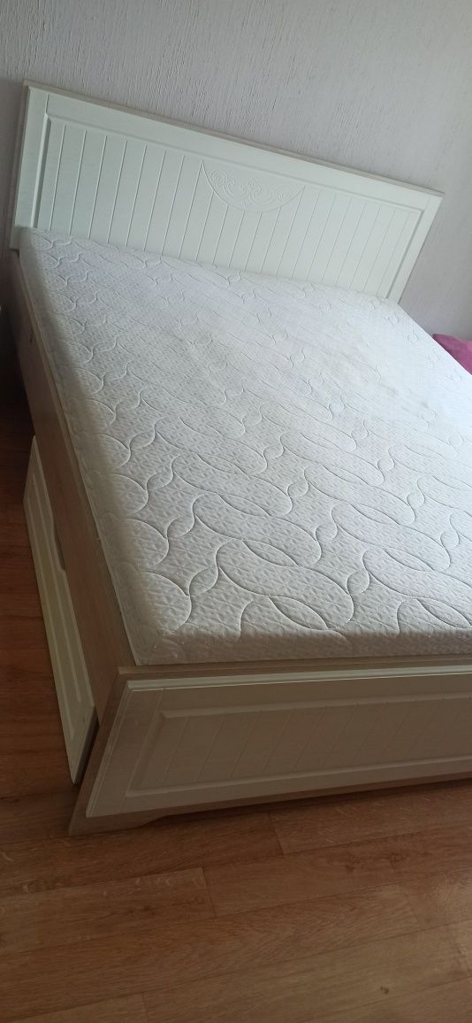 Двухспальную кровать