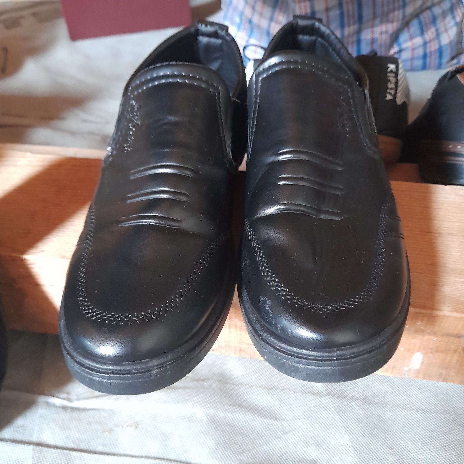 Vând pantofi de gală bărbați
„Samus GuitArt” - Satu Mare - 2o24
Ediția