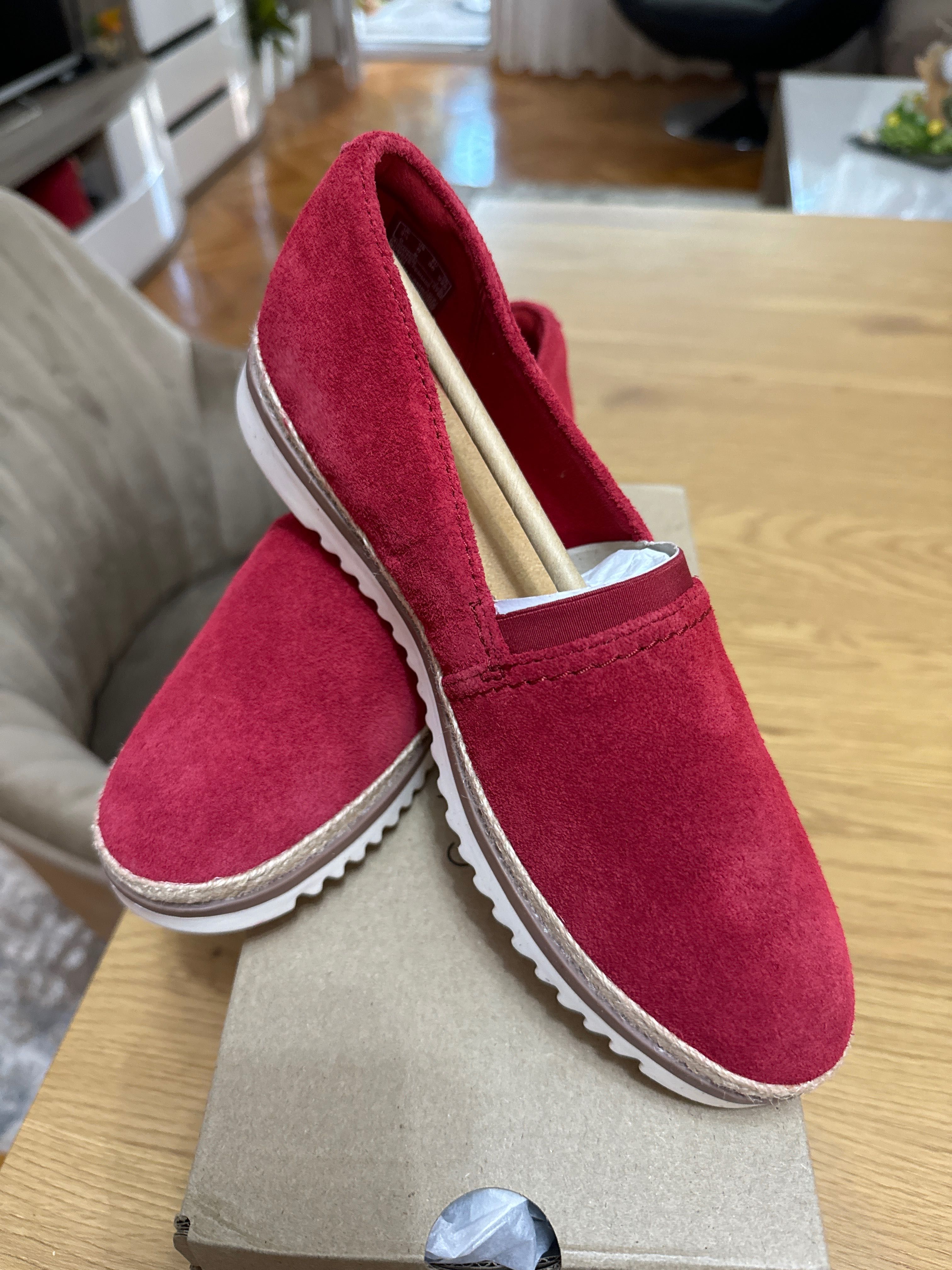 Продавам обувки Clarks