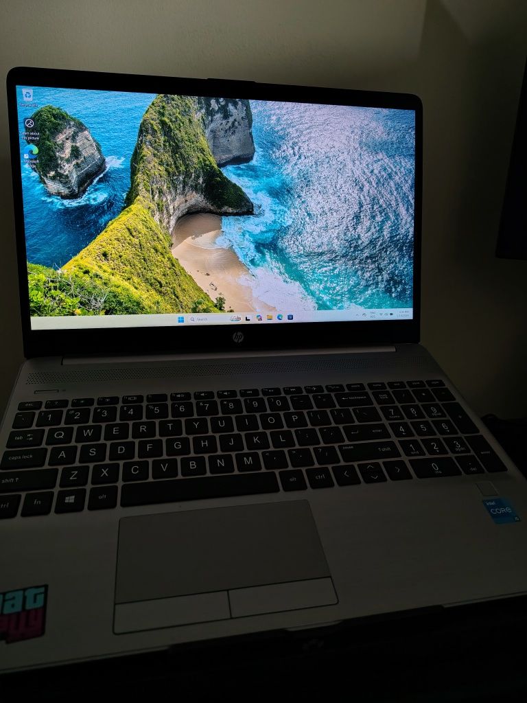 Vând laptop HP 250 G9