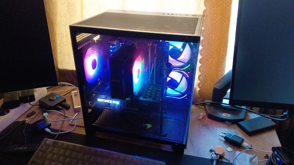 Полный сетап ПК с беспроводной периферией и двумя мониторами