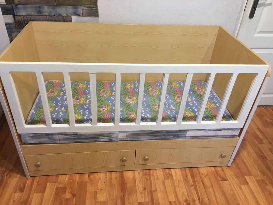 Детско легло с предпазна решетка, използвано