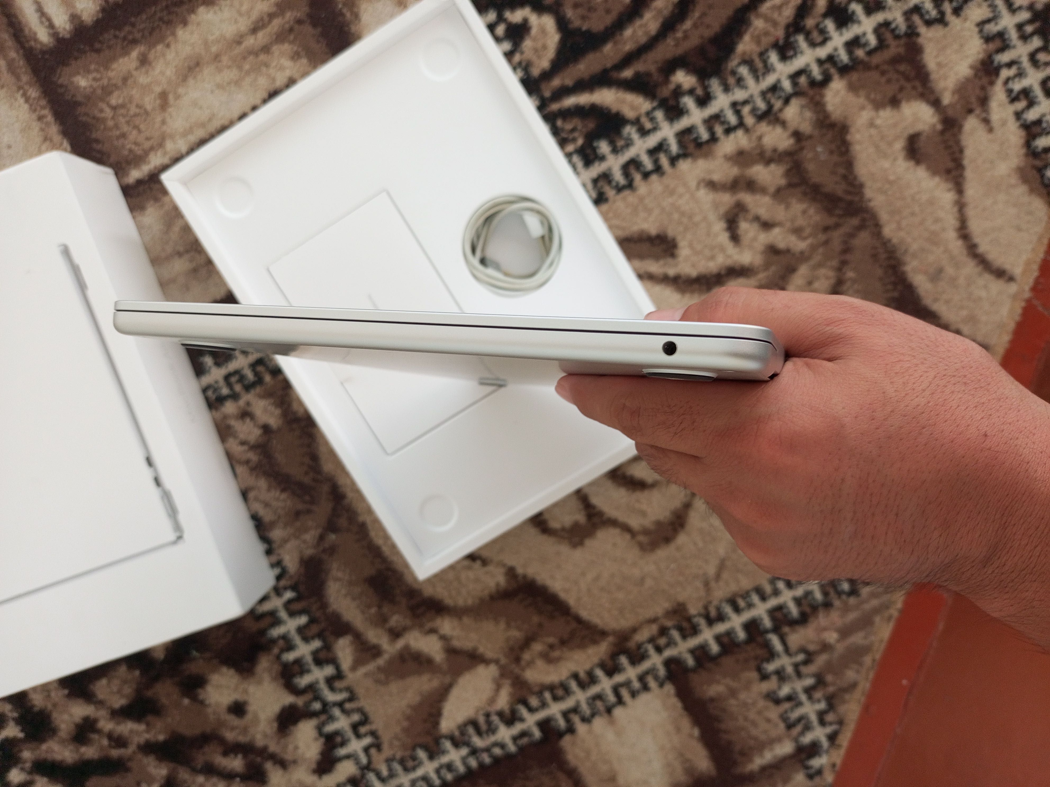 Holati ideal MacBook Air M2, 99%, 8-256GB sotiladi