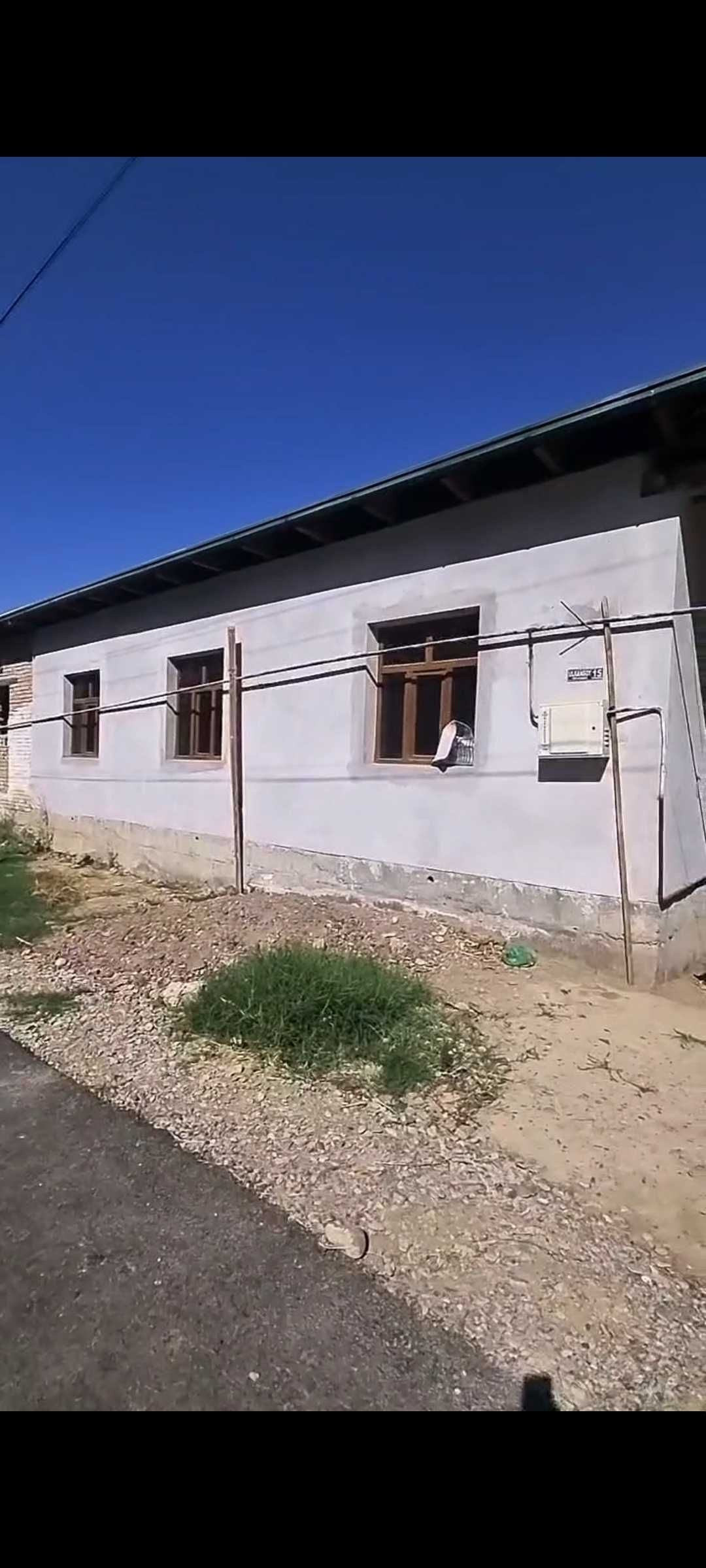 Ховлили уй сотилади