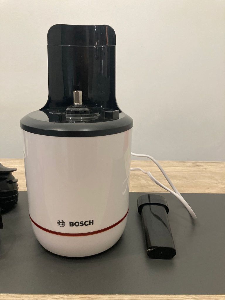 Storcator de fructe cu melc Bosch MESM500W