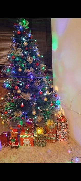 Новогодняя ёлка,  зелёная с белым напылением.  С шишками и ветками