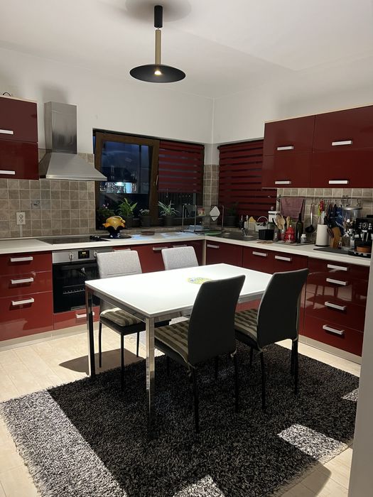 Bucatarie stare foarte buna cu electrocasnice incuse