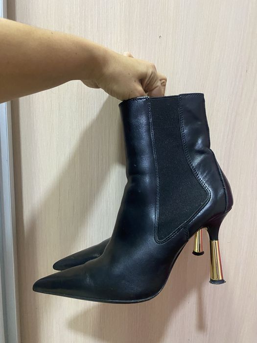 Продаються сапоги zara