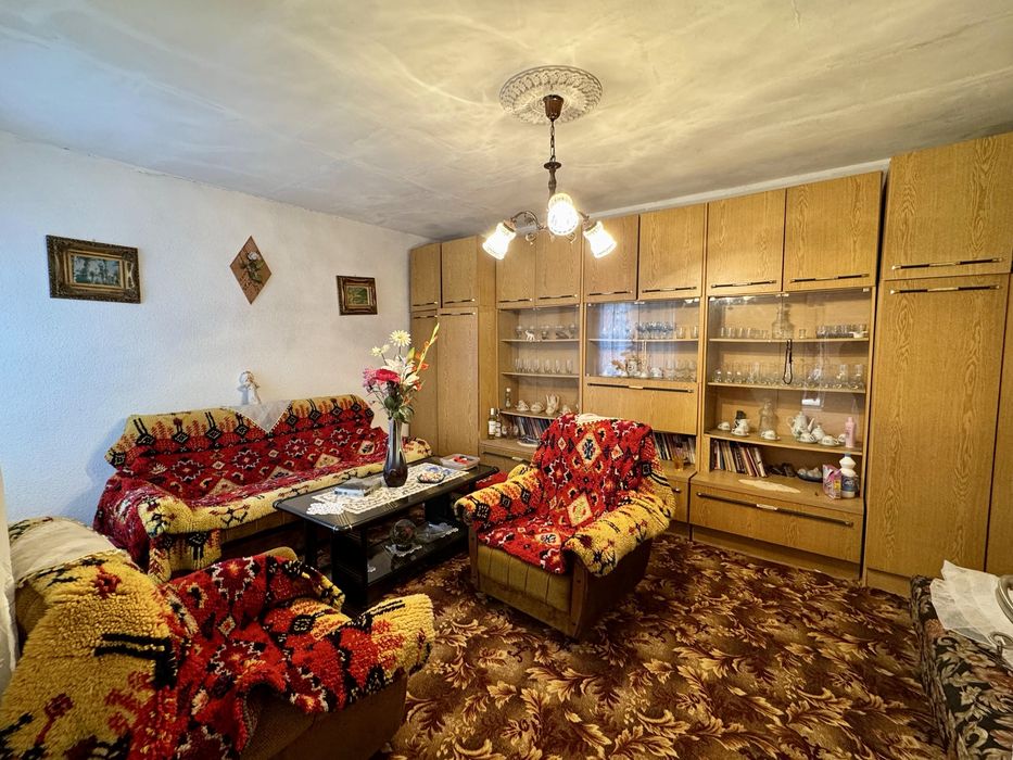 Самостоятелна Къща с Гараж до Очна Клиника “Тасков” , гр. Търговище