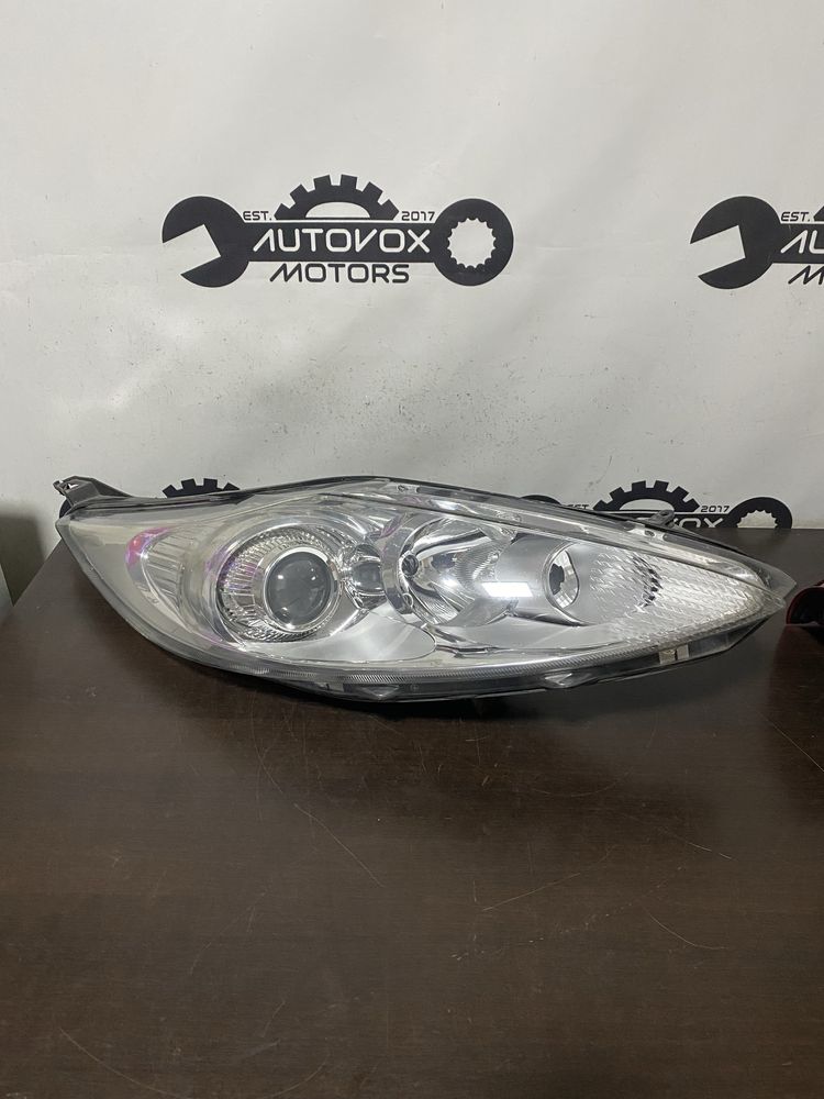 Far dreapta halogen cu lupa Ford Fiesta an 2008-2012