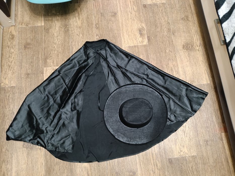 Продам костюм Зорро и пещерный человек