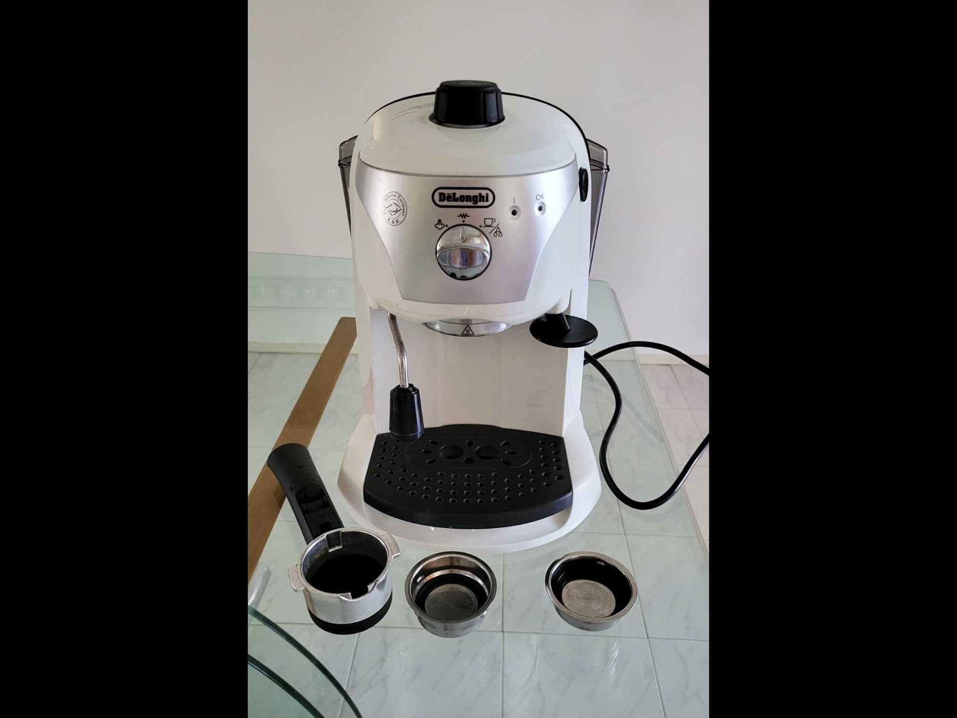 Еспресо машина DeLonghi EC221.W, ръчна капучино система