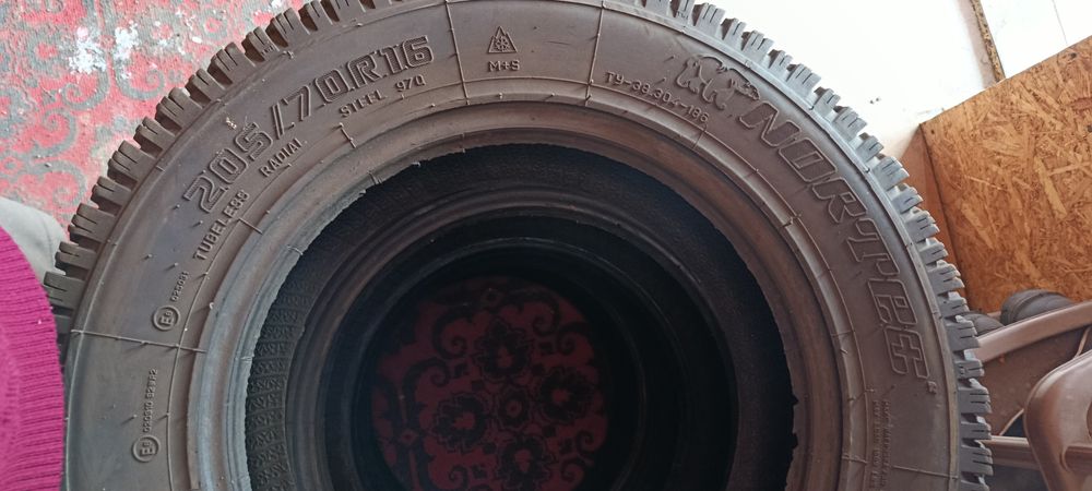 Продам комплект зимних шипованных шин  205/70R16    NORTEC