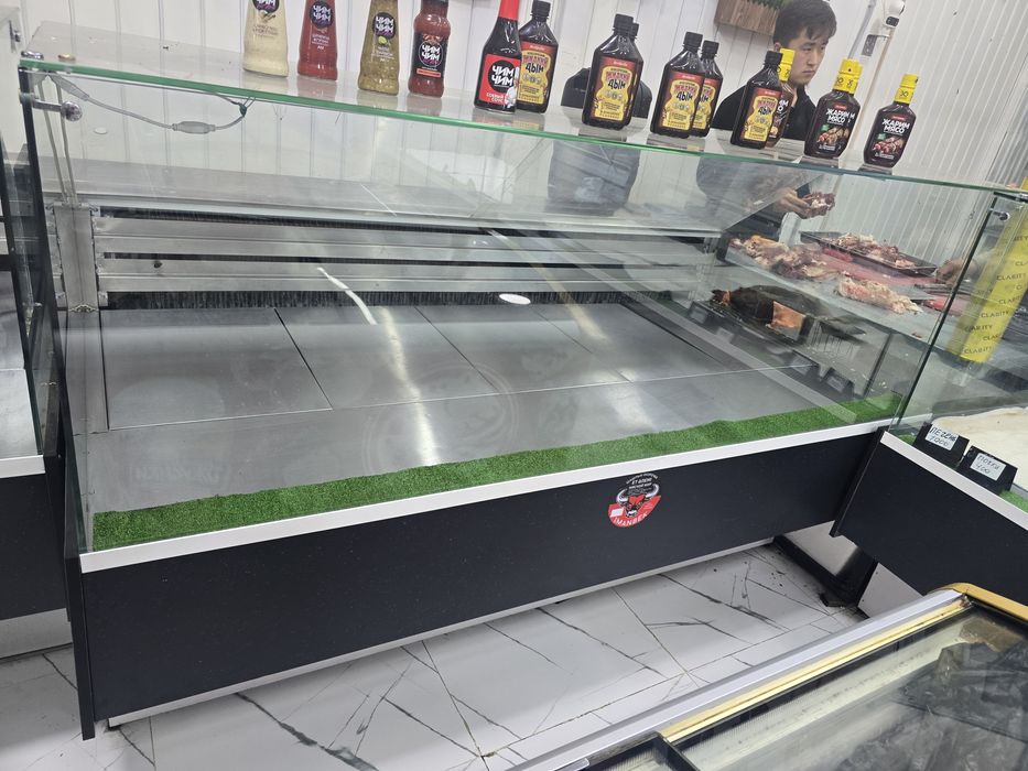 Витринный холодильник . Куплен год назад. В отличном состоянии .
