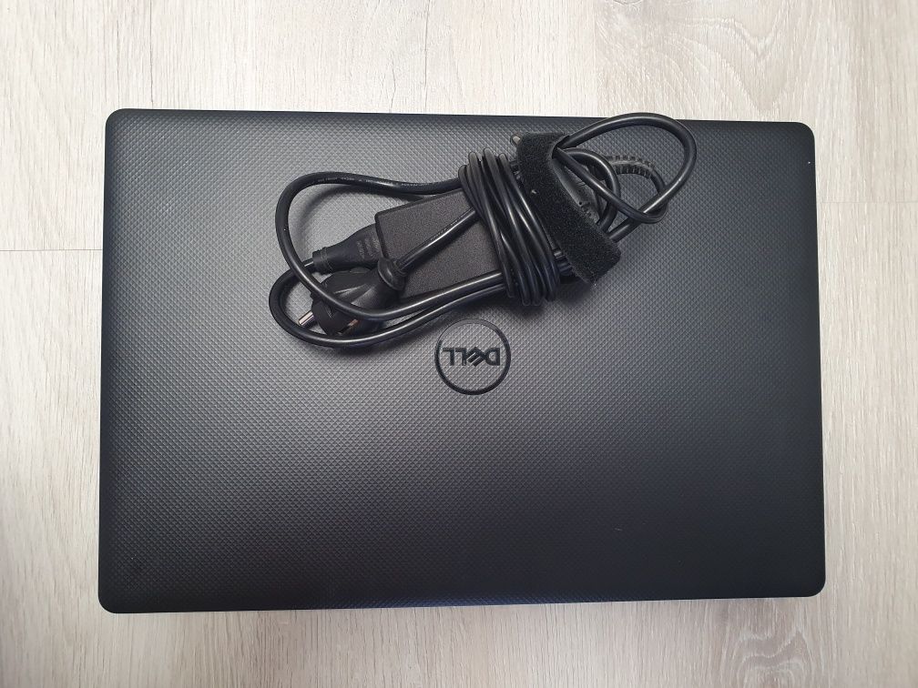 DELL Vostro 3580 , i7 gen8, ddr4, video radeon 2gb dedicata