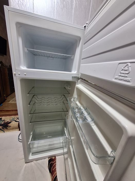 Холодильник Midea в хорошем состоянии как новый