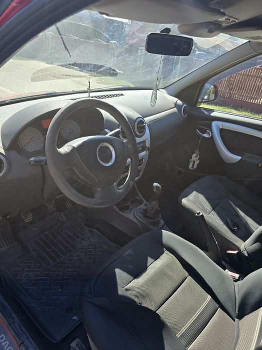 Vând Dacia Logan