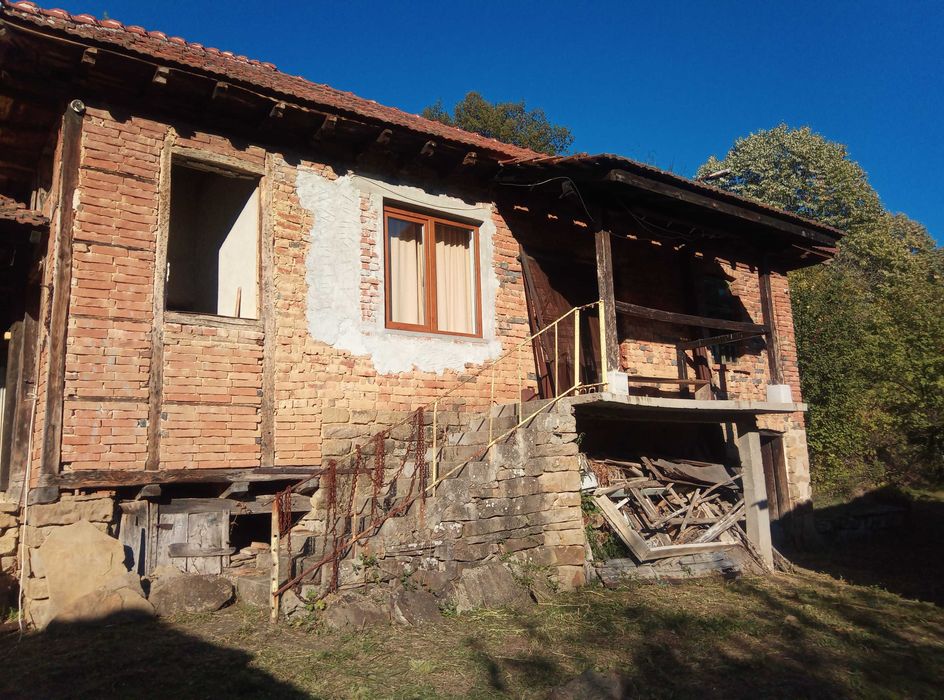 Продавам стара къща в балкана