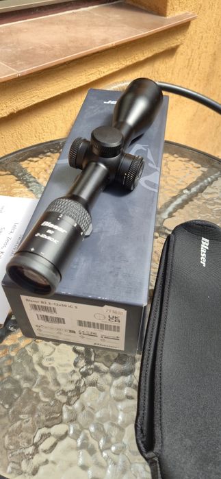 Luneta B.l.a.s.e.r B2 2-12x50i cu șină, nouă.