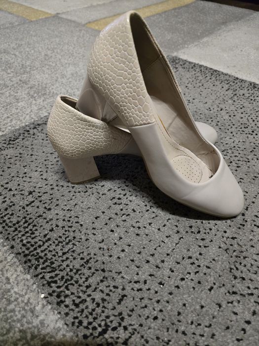 Дамски ежедневни обувки. Цвят светло сив.Подходящи за всеки ден.