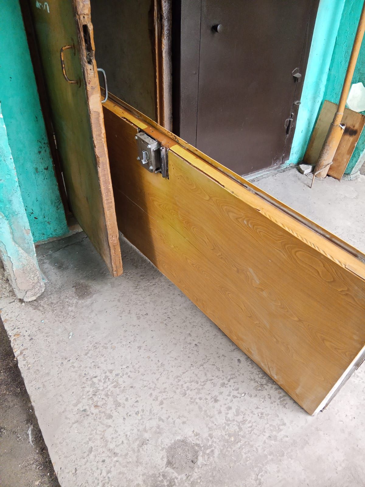 Продам железную дверь