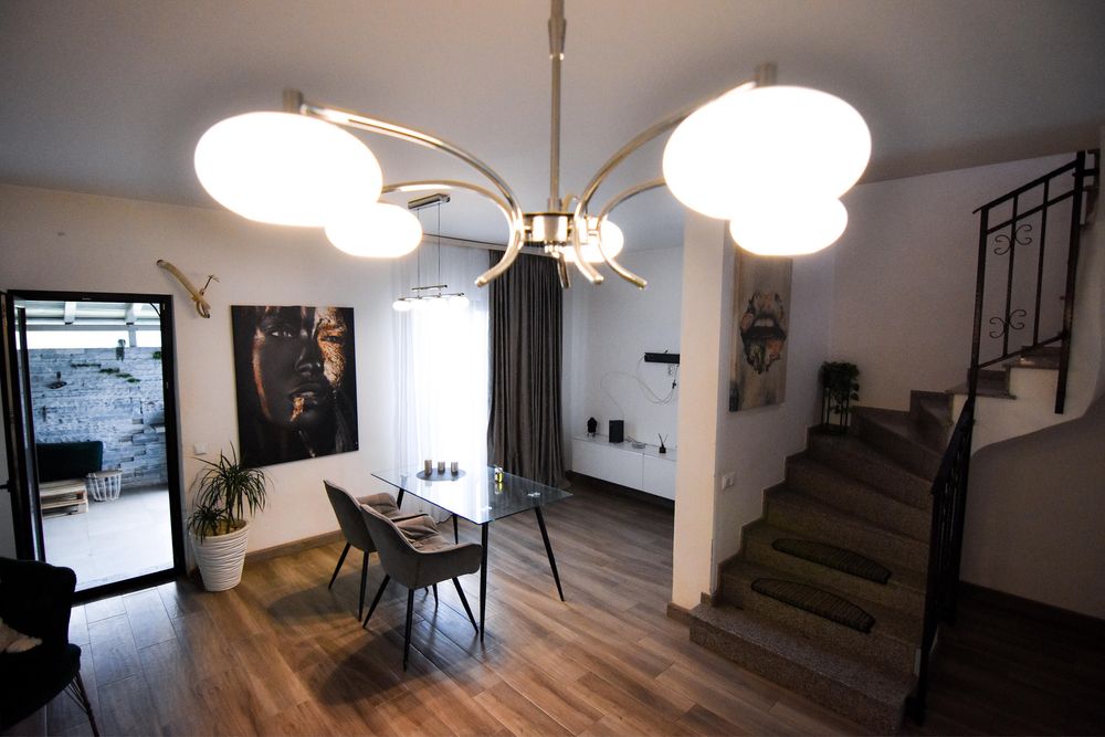 Vand  casa in bucov!