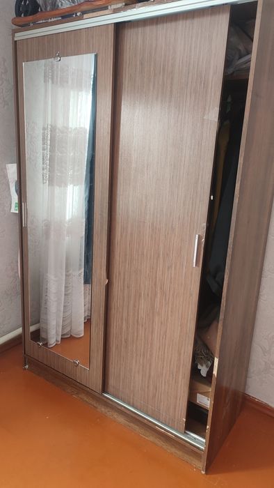Шкаф купе 1.20 Имеется 2отсека. В нормальном состояние.