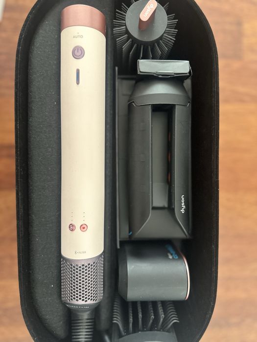 Aparat de coafat si uscator Dyson ultimul model
