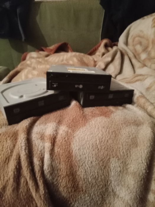 Три дисковода  для компьютера