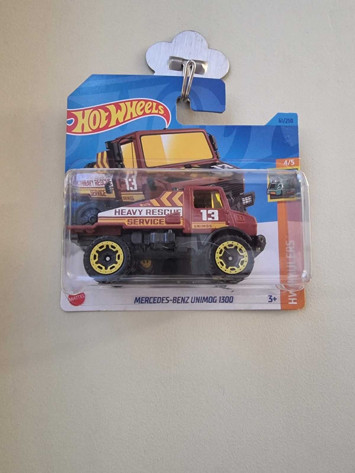 Hot Wheels Mercedes Benz Unimog 1300 - Rosu