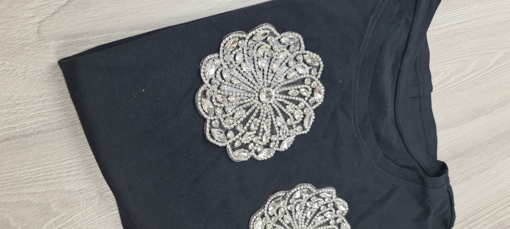 Tricou negru bumbac,accesorizat manual cu pietre argintii (cusute)
S/m