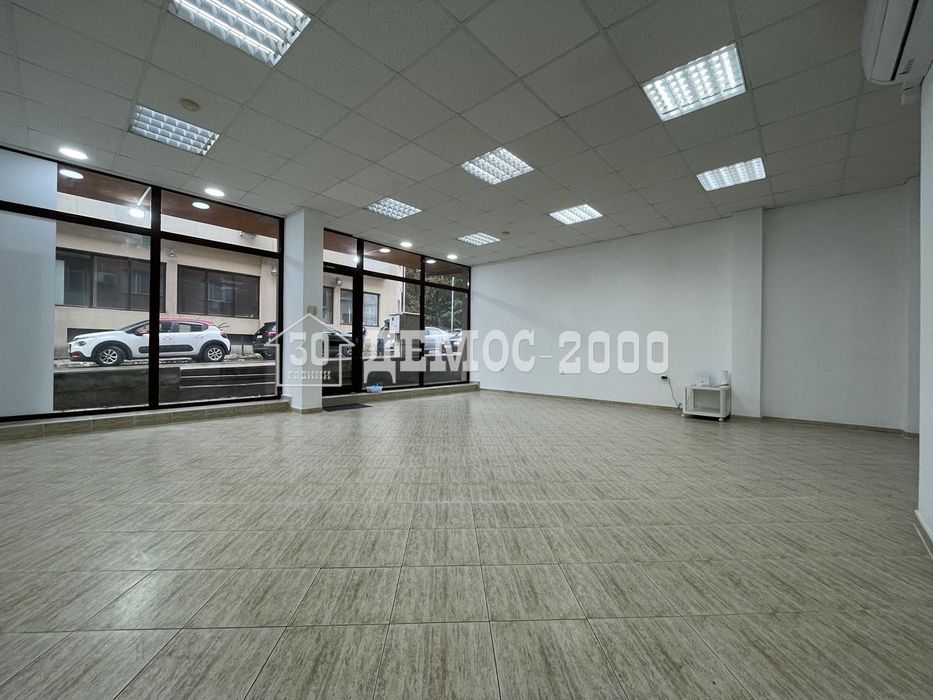 Отличен МАГАЗИН само партер с витрини