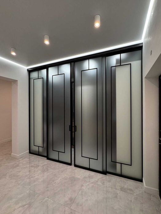 Стеклянные двери ,перегородки,крыши,остановки,витрины магазинов.