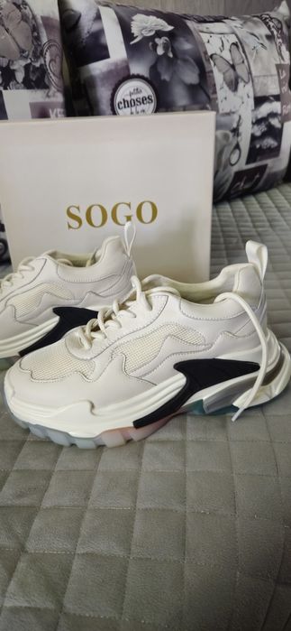 Продам женские  кожаные кроссовки