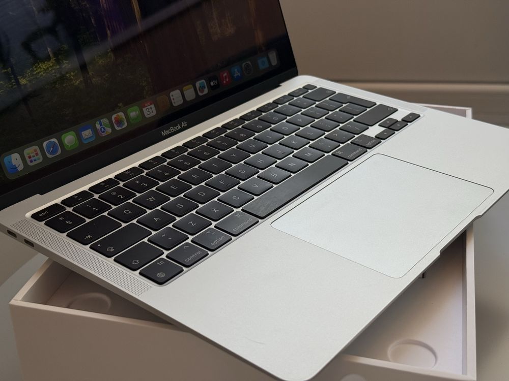 Apple Macbook Air M1 Silver 8GB/256GB - Като НОВ, 69 зареждания!