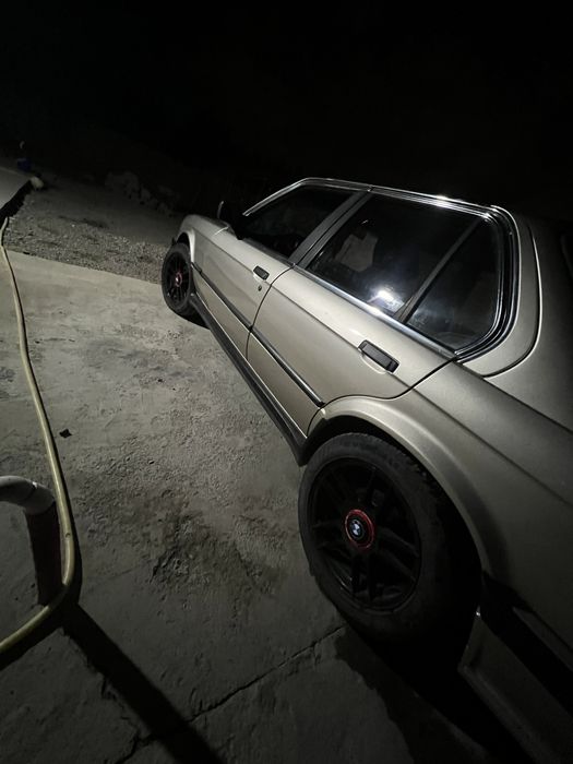 Подам BMW E30.