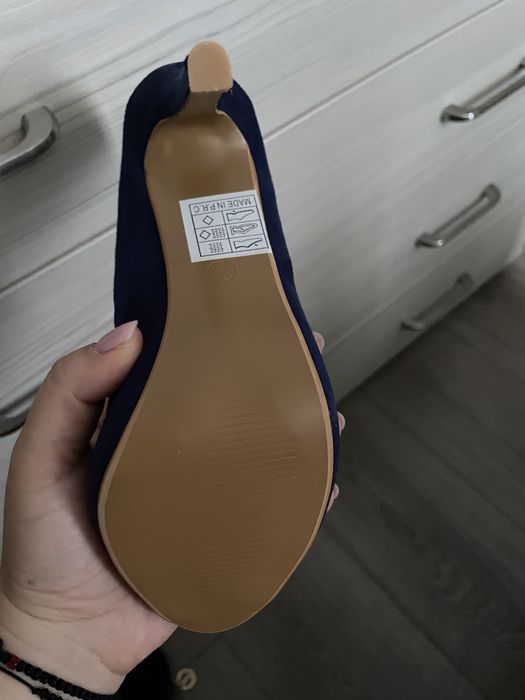 Pantofi bleumarin decupati marime 36