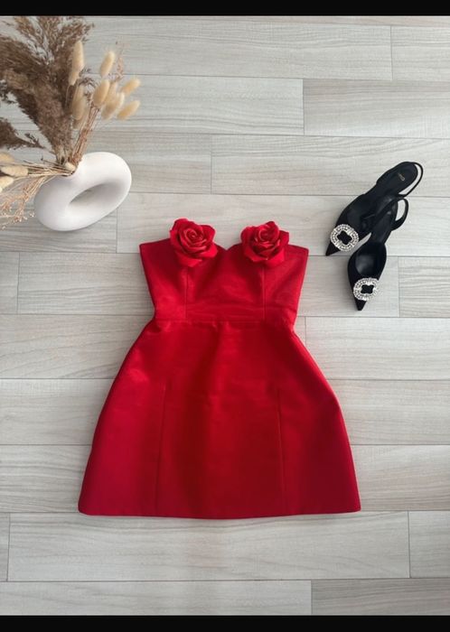 Rochie scurtă de ocazie roșie cu umerii goi(model Zara, ASOS)