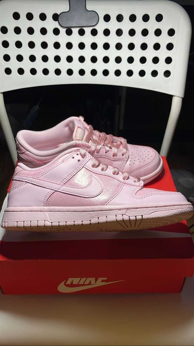 De vanzare Adidasi NIKE DUNK LOW SE (GS) nr 36,noi,in cutie