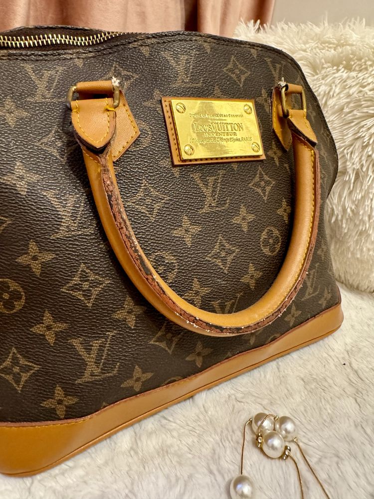 Geanta Louis Vuitton model Alma