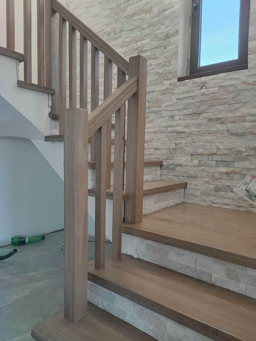 Scări interioare, trepte din lemn masiv