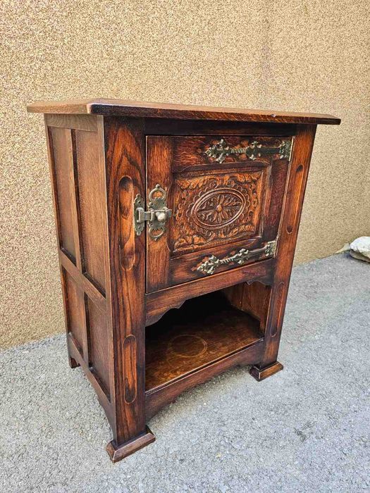 Шкафче в Готически стил