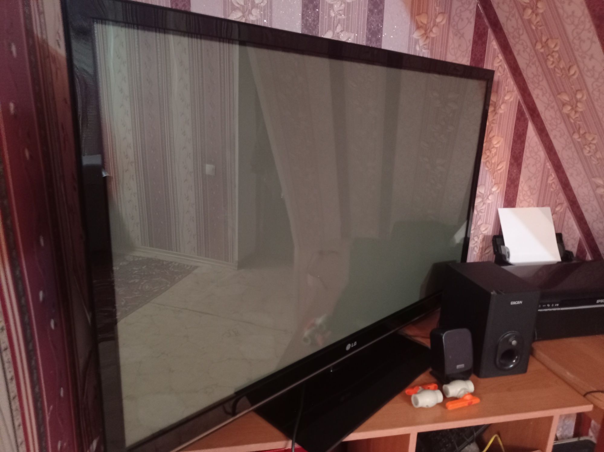 Большой LG телевизор