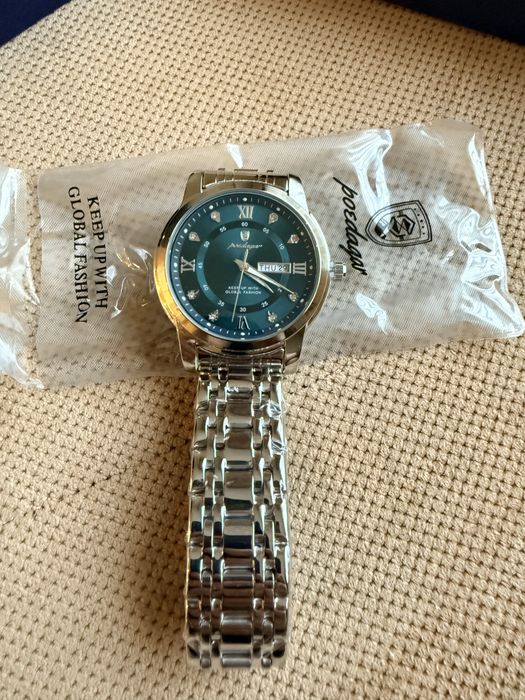 Продавам чисто нов мъжки часовник