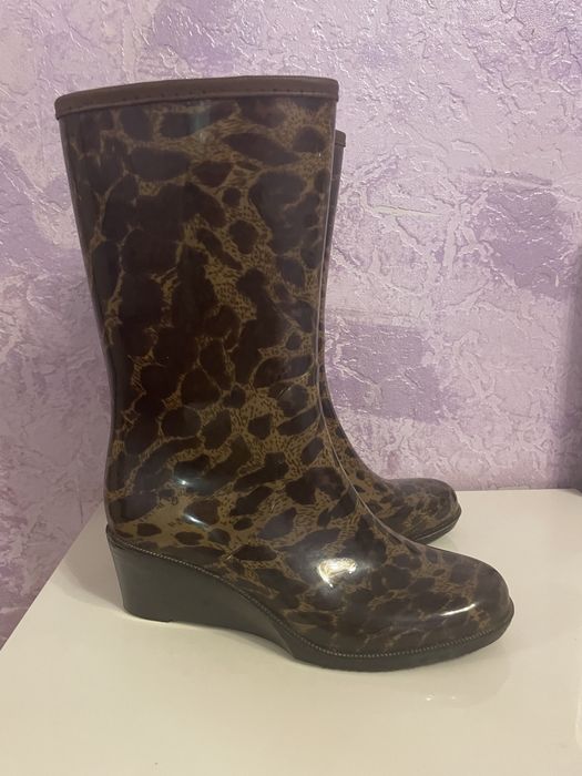 Сапоги красивые новые резиновые с подкладом