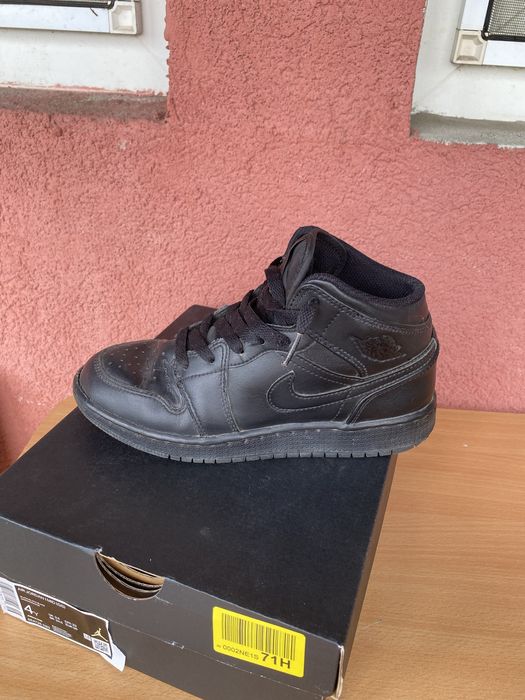 Jordan 1 Triple Blak